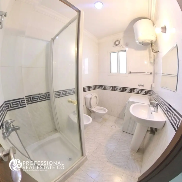 Modern bathroom in fully furnished studio apartment for rent in Bin Mahmoud, Doha – Stylish, clean design with contemporary fixtures