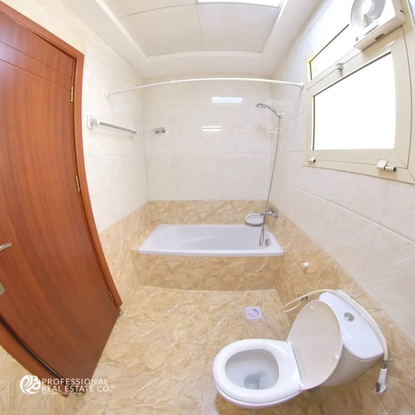 Contemporary guest bathroom in fully furnished 3 BHK apartment for rent in Muntazah, Doha – Featuring a walk-in shower and premium finishes