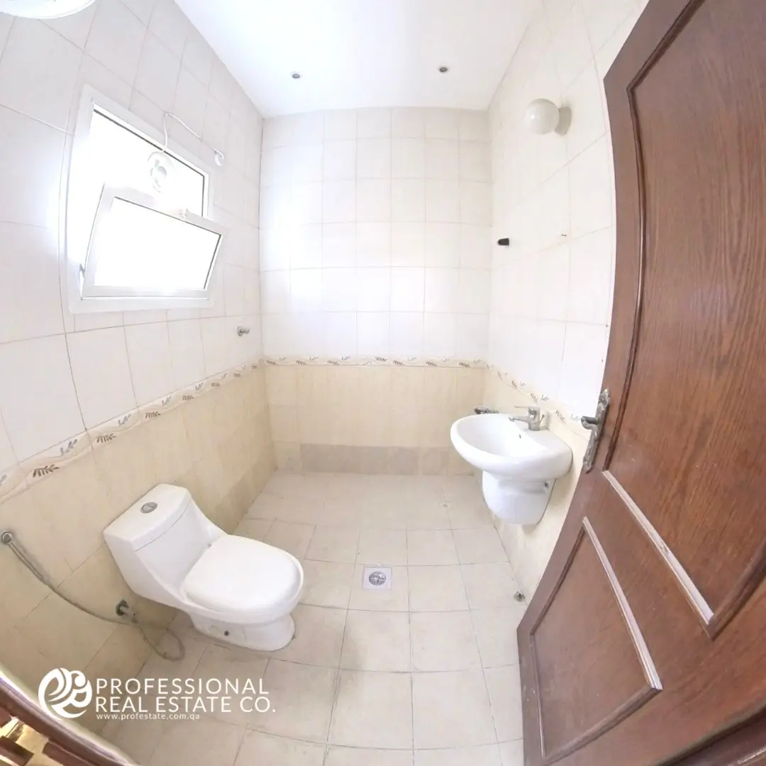 Modern bathroom in the 5 BHK standalone villa in Markhiya.