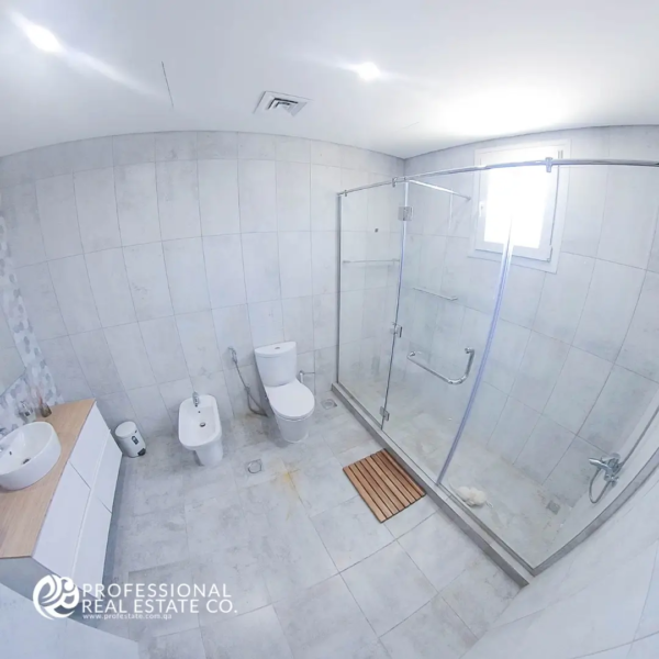 Third bathroom in fully furnished 6 BHK villa – Elegant and modern with high-end fixtures