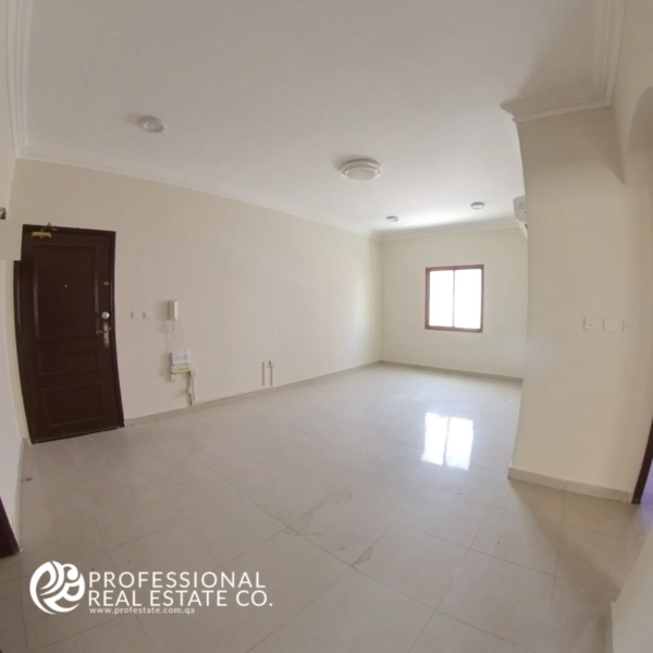 Alternative view of the spacious living room with natural light in an unfurnished 2 BHK apartment in Muntazah, Doha